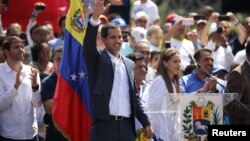 Pemimpin oposisi Venezuela Juan Guaido menyapa pendukungnya dalam aksi demonstrasi oposisi di Caracas, Venezuela, Sabtu (2/2).