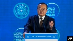 ARCHIVO - Liu Jianchao, Ministro del Departamento Internacional del Comité Central del Partido Comunista chino, habla durante una sesión de preguntas y respuestas para un almuerzo del 11º Foro Mundial de la Paz en un hotel de Beijing, el domingo 2 de julio de 2023.