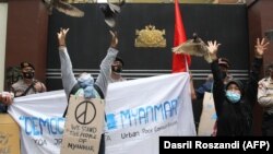 Sejumlah pengunjuk rasa melepaskan burung-burung merpati dalam demo memprotes kudeta militer di Myanmar, di luar Kedutaan Besar Myanmar di Jakarta, Jumat, 5 Februari 2021. (Foto: Dasril Roszandi/AFP)