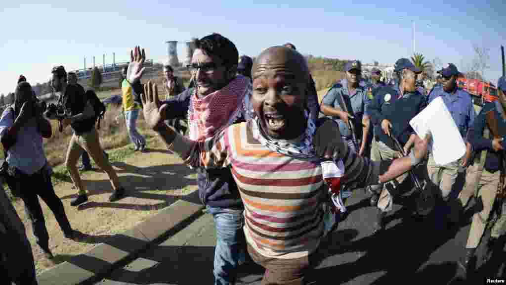 Demonstrators move back as police attempt to disperse a protest outside the University of Johannesburg in Soweto, ahead of a visit by U.S. President Barack Obama, June 29, 2013.
