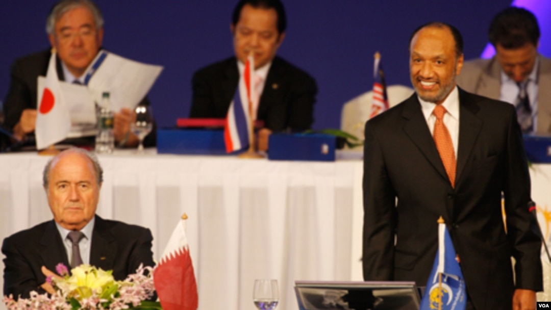 Presiden FIFA Sepp Blatter, kiri, dan Presiden AFC Mohamed bin Hammam, kanan, dalam Kongres AFC ke 23 di Malaysia tahun 2009. Keduanya akan bersaing dalam pemilihan Presiden FIFA tanggal 1 Juni.