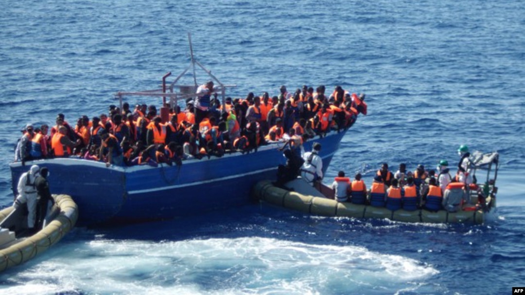 Para pengungsi yang dicegat oleh Angkatan Laut Italia, Kamis (17/7).