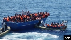 Para pengungsi yang dicegat oleh Angkatan Laut Italia, Kamis (17/7).