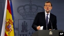 Perdana Menteri Spanyol, Mariano Rajoy, mengeluarkan pernyataan mengenai kemerdekaan Catalan di istana Moncloa, tempat tinggal resminya, di Madrid (27/10). (AP/Francisco Seco)