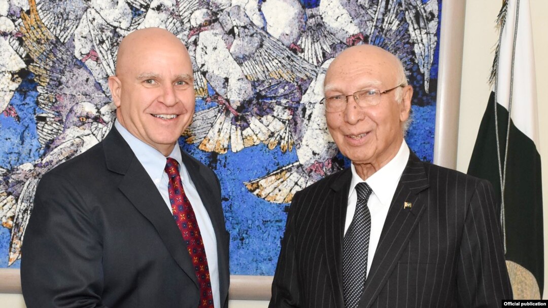 Cố vấn An ninh Quốc gia Hoa Kỳ H.R. McMaster gặp Cố vấn Ngoại giao Pakistan Sartaj Aziz tại Islamabad, Pakistan, ngày 17/4/2017. 