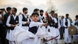 نوجوانی از خراسان در نمایشگاه اقوام که در استان گلستان برگزار شده است، در حال رقص سنتی منطقه خود است. این جشنواره در گرگان برپا شد.