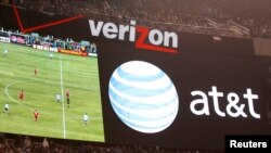 圖為美國威訊無線（Verizon）和美國電話電報公司（AT&T）2011年3月26日推出的電視廣告。