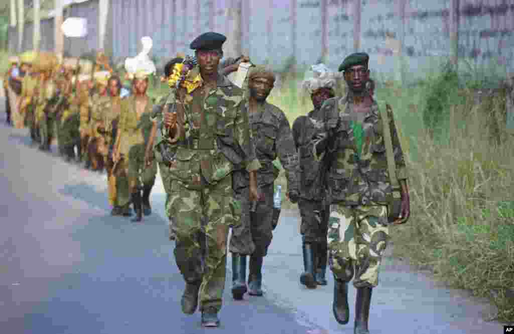 Des milliers de rebelles font leur entrée au lendemain de la fuite du président Mobutu Sese Seko après 32 ans de règne, à Kinshasa, le 17 mai 1997.