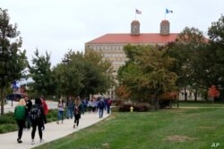 En esta fotografía de archivo del 24 de octubre de 2019, los estudiantes caminan frente a Fraser Hall en el campus de la Universidad de Kansas en Lawrence, Kansas.