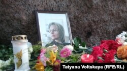 На фото: меморіал Ганні Політковській у Санкт-Петербурзі, Росія. 2017 рік
