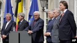 Các Ngoại trưởng của 6 nước sáng lập EU (từ trái sang): Jean Asselborn (Luxemburg), Paolo Gentiloni (Ý), Frank-Walter Steinmeier (Đức), Didier Reynders (Bỉ), Jean-Marc Ayrault (Pháp) và Bert Koenders (Netherlands), có cuộc gặp gỡ ngắn với giới truyền thông sau cuộc họp về việc nước Anh rời khỏi EU tại Berlin, Đức, ngày 25 tháng 6 năm 2016.