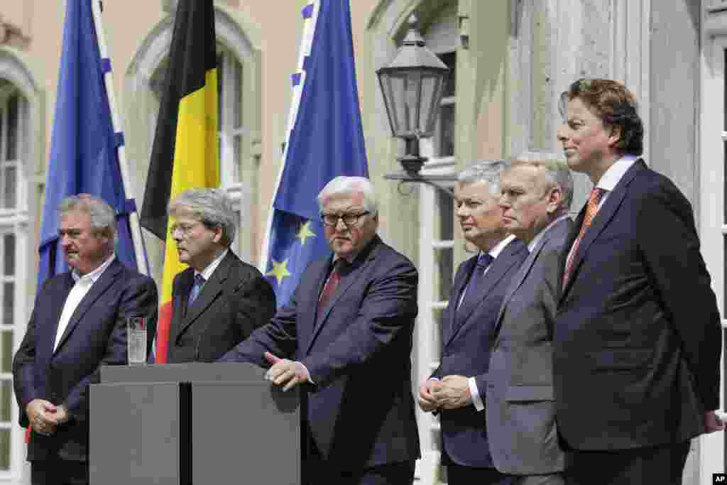 Menteri-menteri Luar Negeri dari enam negara pendiri Uni Eropa, dari kiri, Jean Asselborn dari Luksemburg, Paolo Gentiloni dari Italia, Frank-Walter Steinmeier dari Jerman, Didier Reynders dari Belgia, Jean-Marc Ayrault dari Perancis dan Bert Koenders dari Belanda, berbicara kepada media setelah membahas isu Brexit di Berlin, Jerman (25/6). (AP/Markus Schreiber)