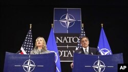 18일 벨기에 브뤼셀의 나토 본부에서 기자회견 중인 클린턴 국무장관과 파네타 국방장관.