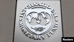 The International Monetary Fund (IMF) logo is seen at the IMF headquarters building during the 2013 Spring Meeting of the International Monetary Fund and World Bank in Washington, April 18, 2013. 