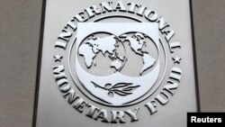 The International Monetary Fund (IMF) logo is seen at the IMF headquarters building during the 2013 Spring Meeting of the International Monetary Fund and World Bank in Washington, April 18, 2013. 