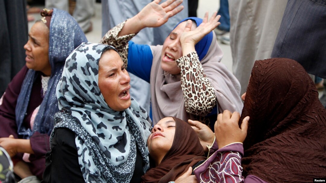 "Musulmon birodarlar" a'zolarining yaqinlari sud hukmiga munosabat bildirmoqda. Minya, Misr, 28-aprel, 2014-yil