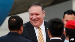 Menteri Luar Negeri AS Mike Pompeo disambut oleh beberapa pejabat setempat saat tiba di bandara Subang, di luar Kuala Lumpur, Malaysia, Kamis (2/8). 