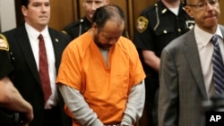 Ariel Castro (tengah) saat tampil di pengadilan di kota Cleveland, negara bagian Ohio hari Rabu (12/6). 