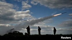 Prajurit Ukraina menembakkan sistem roket peluncuran ganda Partyzan ke arah pasukan Rusia di dekat garis depan, di tengah serangan Rusia ke Ukraina, di wilayah Zaporizhzhia, Ukraina, 12 Mei 2023. (Foto: REUTERS)