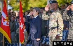브런슨 주한미군사령관이 지난 2일 캠프 험프리스 주한미군 기지를 방문한 강신철 국방부 장관과 병사들을 사열하고 있다. (출처: 한국 국방부)