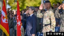 브런슨 주한미군사령관이 지난 2일 캠프 험프리스 주한미군 기지를 방문한 강신철 국방부 장관과 병사들을 사열하고 있다. (출처: 한국 국방부)