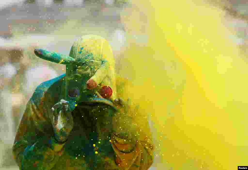 Seorang peserta yang diselimuti bubuk berwarna selama pertandingan lari Color Run di Kyiev, Ukraina.