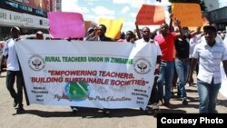 Nhengo dzeRural Teachers' Union of Zimbabwe dzichiratidzira