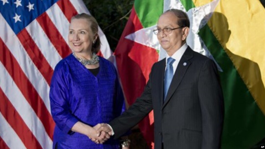 Menlu AS Hillary Clinton saat bertemu Presiden Burma Thein Sein pada KTT ASEAN di Kamboja (foto: dok). Presiden Thein Sein berencana menghadiri Sidang Umum PBB di New York bulan depan.