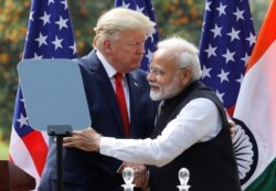 도널드 트럼프 미국 대통령과 나렌드라 모디 인도 총리가 25일 인도 뉴델리에서 회담 후 열린 공동기자회견에서 포옹하고 있다.