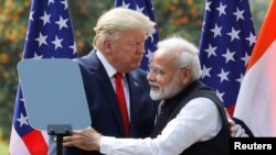 도널드 트럼프 미국 대통령과 나렌드라 모디 인도 총리가 25일 인도 뉴델리에서 공동 기자회견을 열고 포옹하고 있다.