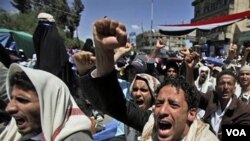 Demonstran anti-pemerintah di Sana'a, Jumat (11/3) meneriakkan slogan-slogan dalam aksi protes menuntut pengunduran diri Presiden Yaman Ali Abdullah Saleh.