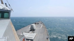 Kapal Angkatan Laut AS USS Halsey berlayar melalui Selat Taiwan pada 8 Mei 2024. (Foto: Mass Communication Specialist 3rd class Ismael Martinez/U.S. Navy via AP)