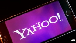 Biểu trưng của Yahoo trên điện thoại thông minh.