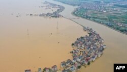 지난 13일 중국 장시성 주장시에 내린 집중호우로 인해 댐이 붕괴된 후 마을이 물에 잠긴 모습. (자료사진)