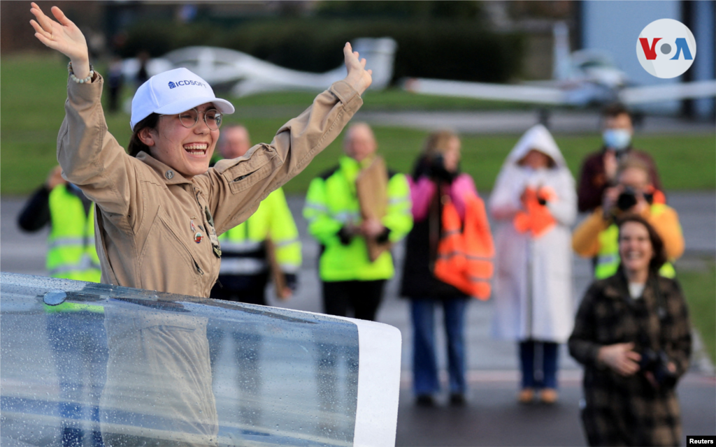 La piloto belga-británica después de su aterrizaje en el aeropuerto de Kortrijk-Wevelgem, luego de un viaje alrededor del mundo en un avión ligero.