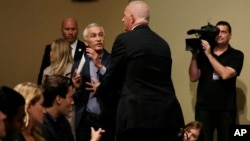 Jorge Ramos es sacado del recinto durante se desarrollaba la conferencia de prensa con Donald Trump.