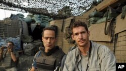 Writer Sebastian Junger (l) and photographer Tim Hetherington (r) during an assignment for Vanity Fair Magazine at 'Restrepo' outpost