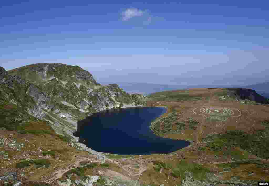 Jezero Babreka na planini Rila, južno od Sofije, Bugarska.