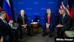 资料照片：特朗普总统在阿拉斯加州安克雷奇市埃尔门多夫-理查森联合基地与俄罗斯总统弗拉基米尔·普京举行会晤。(2025年8月15日)