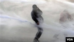 La policía usó cañones de agua para dispersar a los manifestantes que protestan en Bruselas el comienzo de la Cumbre.