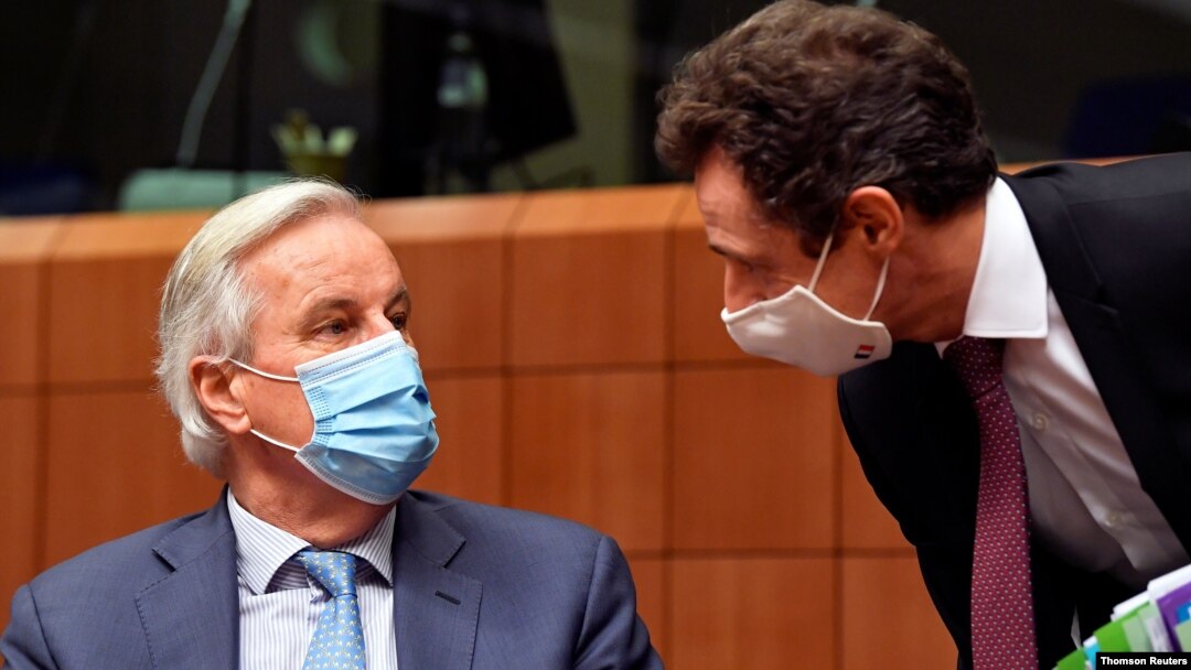Perunding Brexit Uni Eropa Michel Barnier berbicara dengan anggota parlemen Eropa dari Perancis, Philippe Leglise-Costa dalam pertemuan di Brussel, Belgia (7/12). 