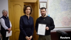 Генеральный директор ЮНЕСКО Одре Азуле и президент Украины Владимир Зеленский в Чернигове, 3 апреля 2023