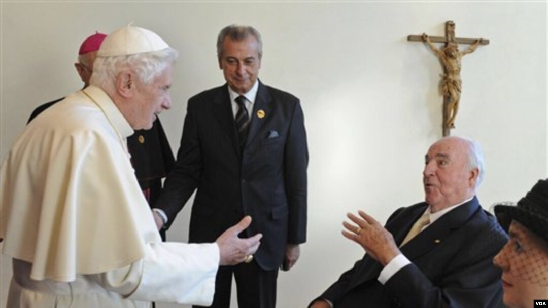 Paus Benediktus XVI berbicara dengan mantan Kanselir Jerman, Helmut Kohl di Freiburg, Jerman (24/9).