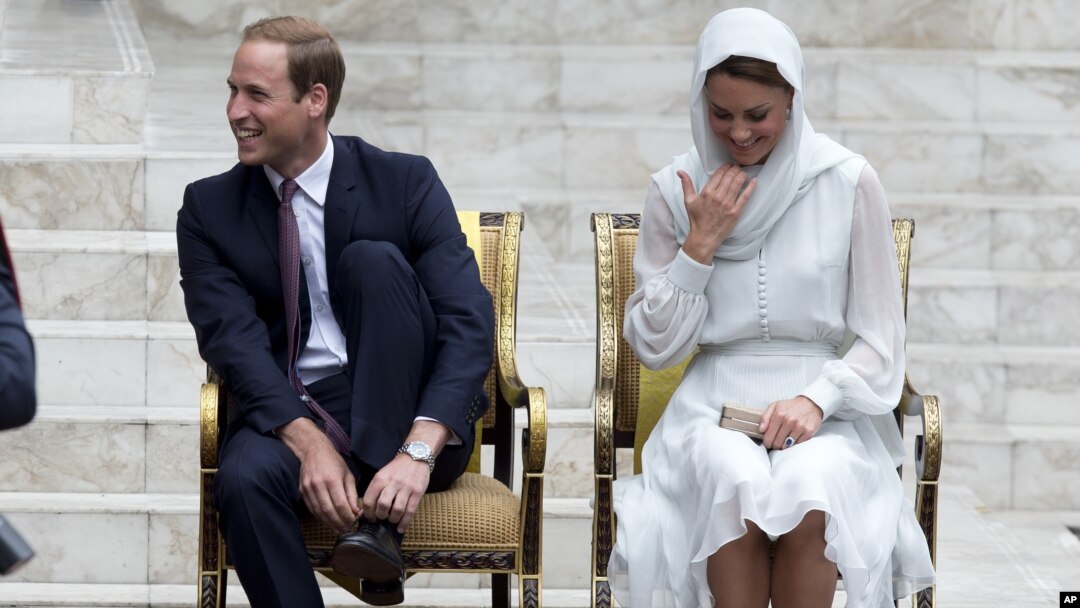 Công tước William và nữ công tước Kate của xứ Cambridge cởi giày trước khi vào đền thờ Hồi giáo ở Kuala Lumpur, Malaysia