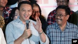 Basuki Tjahaja Purnama dan Djarot Saiful Hidayat berbicara dalam konferensi pers di Jakarta, hari Rabu (19/4). 