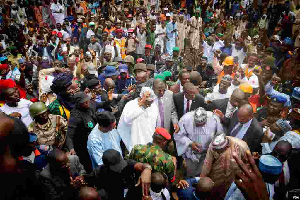 Buhari yayin da ya isa jihar Bauchi