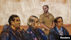 资料图片：法庭素描显示，两位因开办中国海外警察站而被控串谋非法充当中国政府代理人的纽约居民卢建旺(右)与陈金平(左)和他们的律师在位于纽约布鲁克林的一家法庭出庭参加听证。(2023年4月17日)