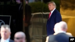 Donald Trump lokacin da yake shiga Trump Tower