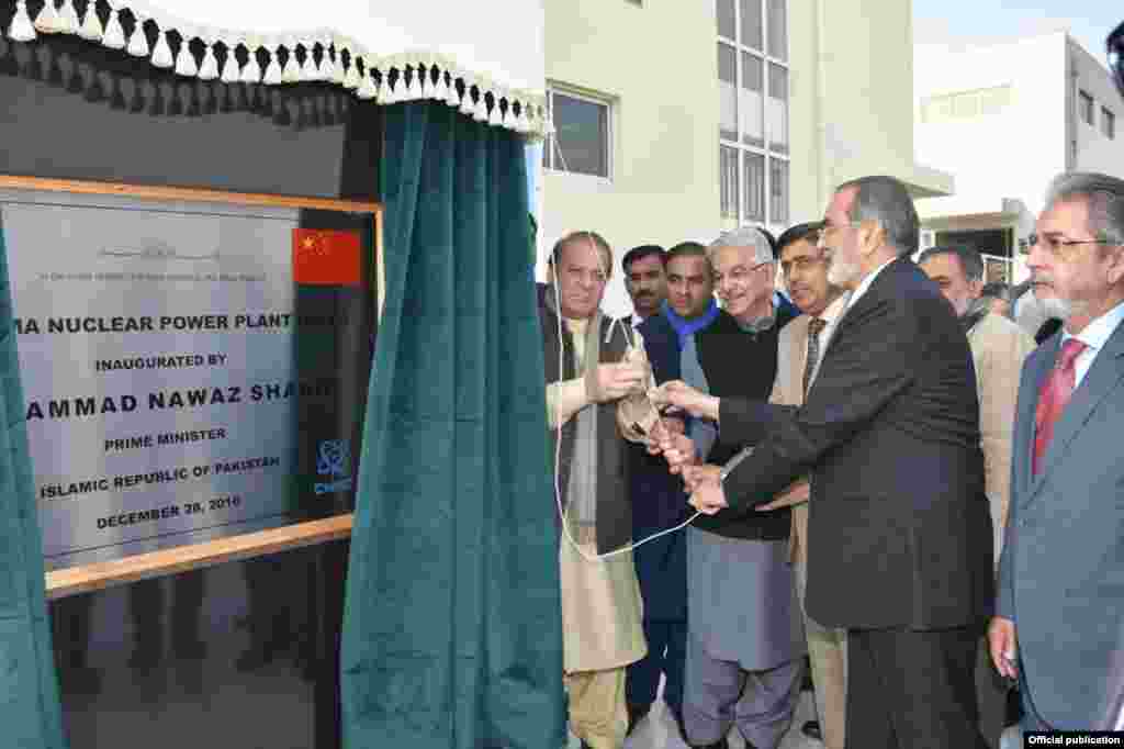 پاکستان کے وزیراعظم نوازشریف نے بدھ کو میانوالی کے قریب چشمہ تھری جوہری بجلی گھر کا افتتاح کیا۔