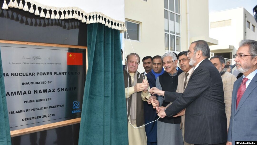 Perdana Menteri Nawaz Sharif meresmikan pembangkit nuklir yang dibangun dengan bantuan China di Chashma, provinsi Punjab, Pakistan (28/12).